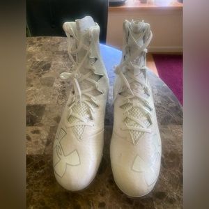 MENS SIZE 13 UNDER ARMOUR FOOTBALL CLEATS.